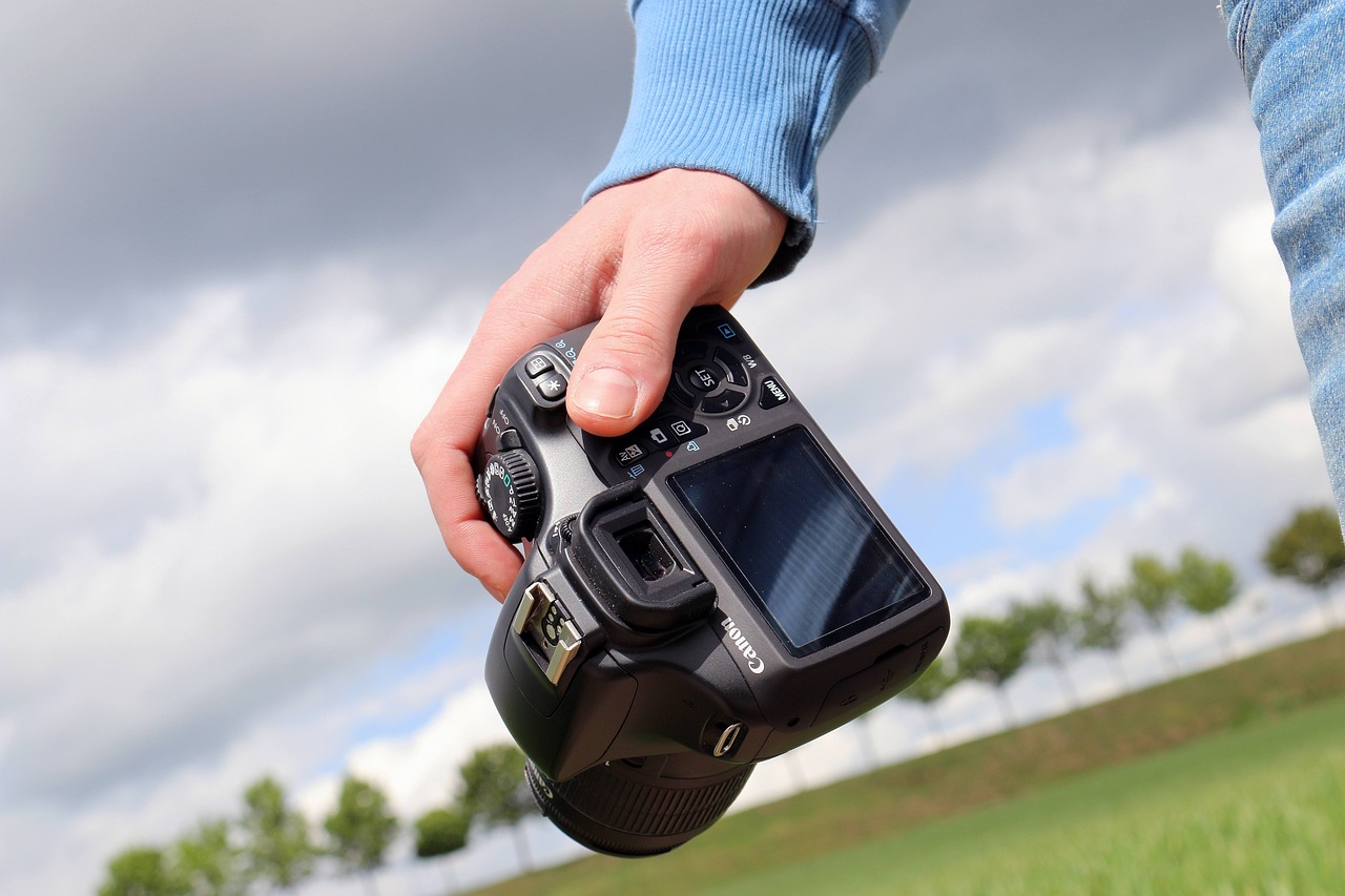 zdjecie aparau z ręką fotografa